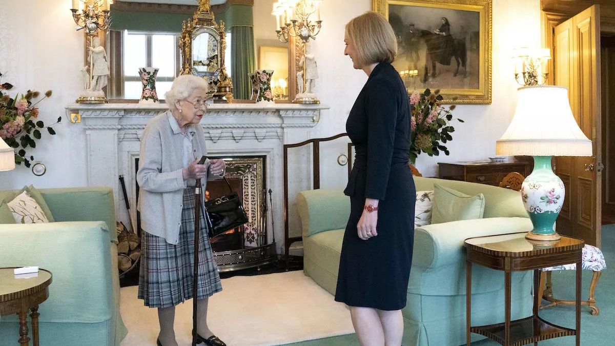 La primera ministra del Reino Unido, Liz Truss, pudo recibir juramento de parte de la reina dos días antes de su fallecimiento. Fue la última aparición pública de la monarca.