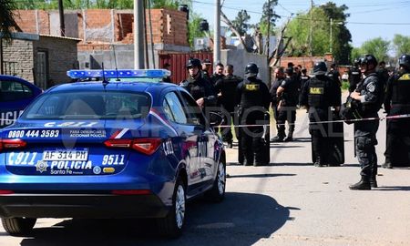 El hombre de 32 años, que fue baleado en la cabeza en el mediodía de este miércoles en la zona norte de la ciudad de Rosario, falleció en horas de la tarde. El hombre de 32 años, que fue baleado en la cabeza en el mediodía de este miércoles en la zona norte de la ciudad de Rosario, falleció en horas de la tarde.