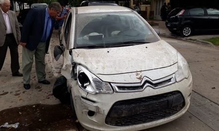 En la entradera los delincuentes se robaron el auto familiar y uno de ellos lo chocó en barrio Barranquitas. En la entradera los delincuentes se robaron el auto familiar y uno de ellos lo chocó en barrio Barranquitas.