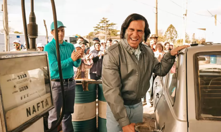 Leonardo Sbaraglia interpreta a Carlos Menem en la serie “¡Síganme!”, dirigida por Ariel Winograd. Leonardo Sbaraglia interpreta a Carlos Menem en la serie “¡Síganme!”, dirigida por Ariel Winograd.