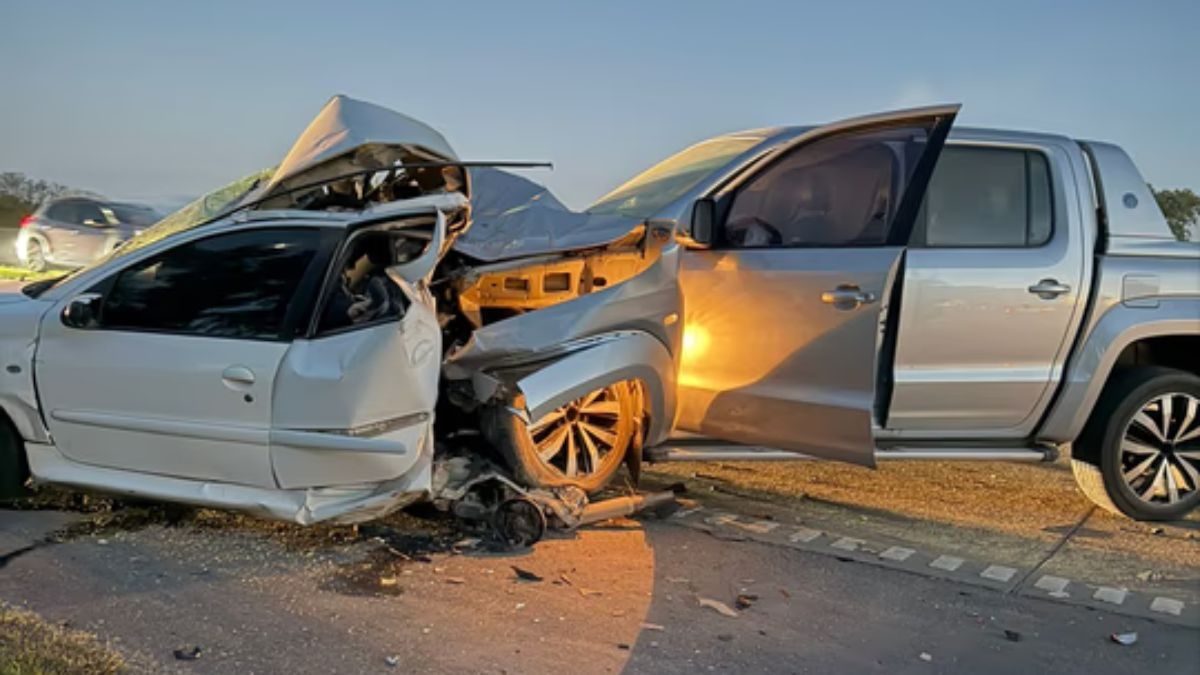 La policía científica recolectó pruebas en el lugar del siniestro para confirmar la velocidad de 180 km/h denunciada por los testigos presenciales.