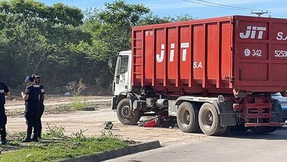 Impresionante accidente en Santa Fe: una moto terminó destrozada debajo de un camión