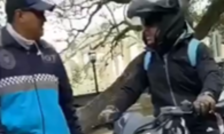 Un inspector de tránsito y un motociclista se agarraron a las piñas. Un inspector de tránsito y un motociclista se agarraron a las piñas.