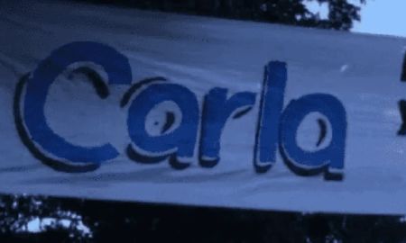 Con un pasacalles, una esposa enfurecida escrachó a una maestra jardinera que se estuvo con su marido Con un pasacalles, una esposa enfurecida escrachó a una maestra jardinera que se estuvo con su marido