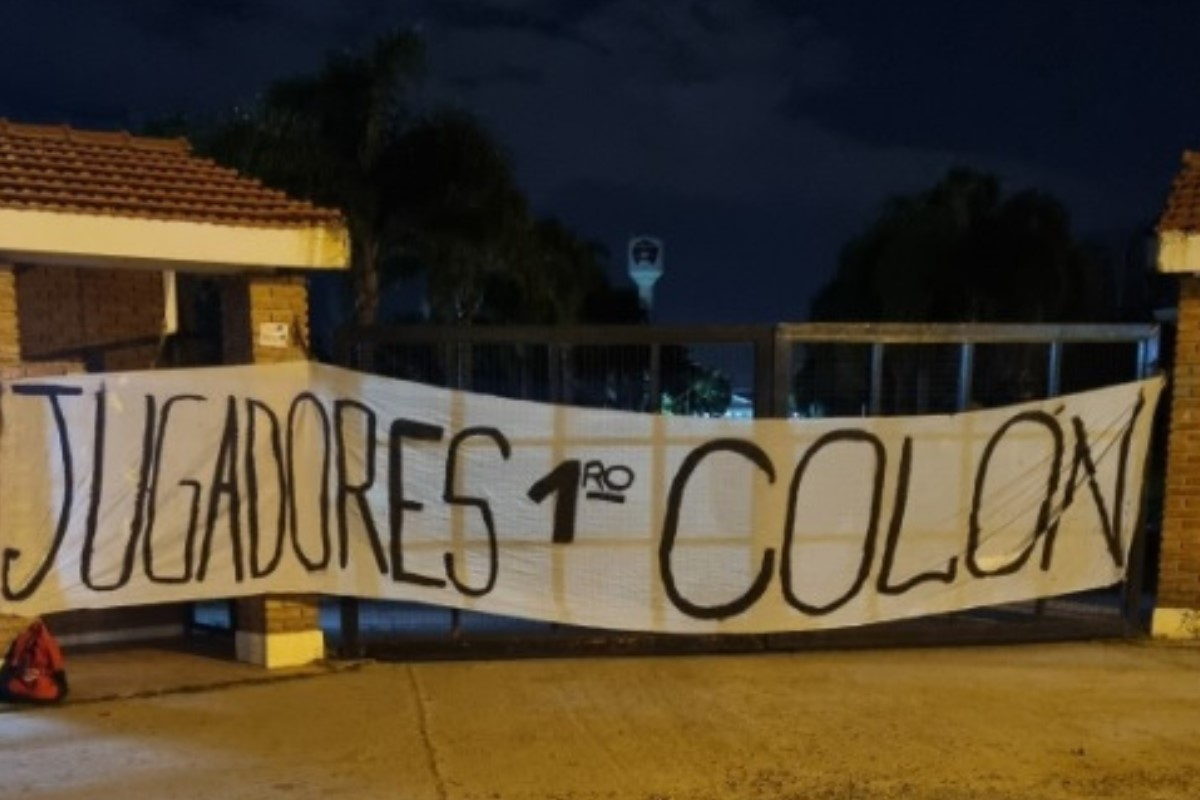 La bandera que los hinchas de Colón dejaron en el predio.