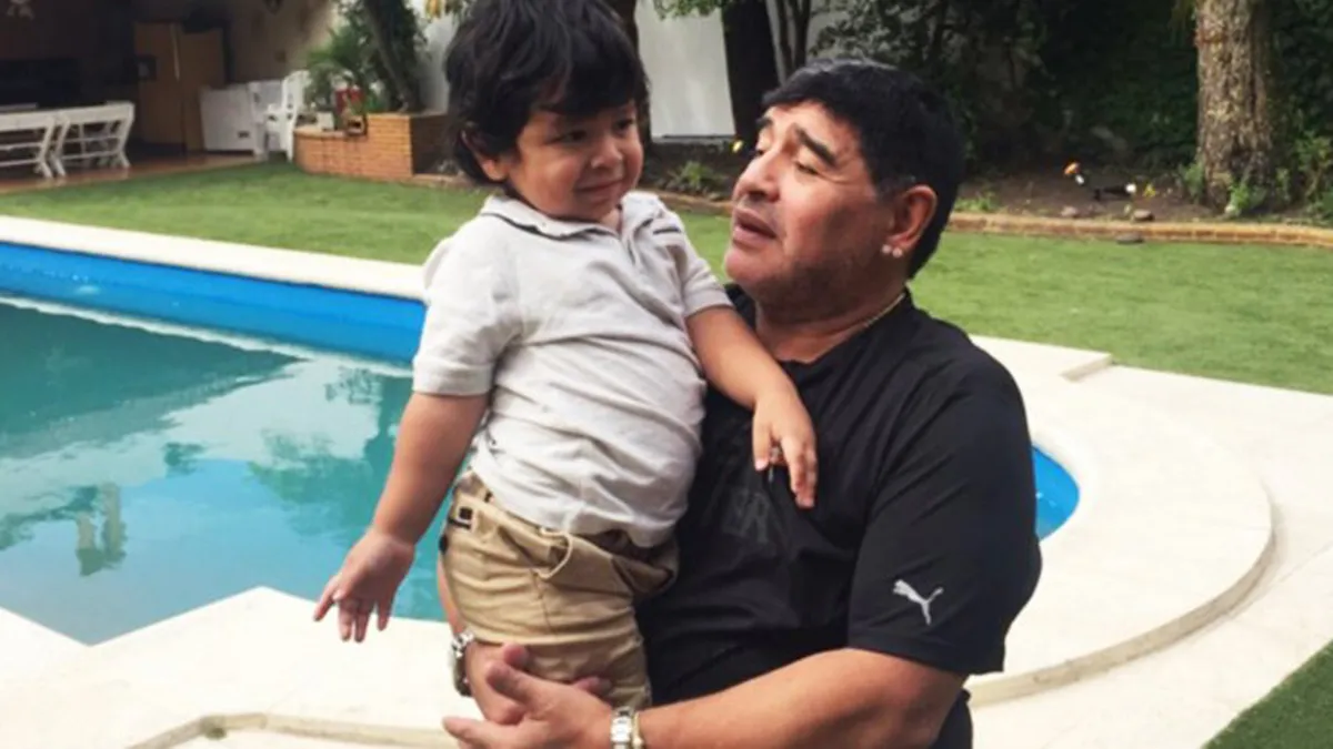 Diego junto a Dieguito Fernando.