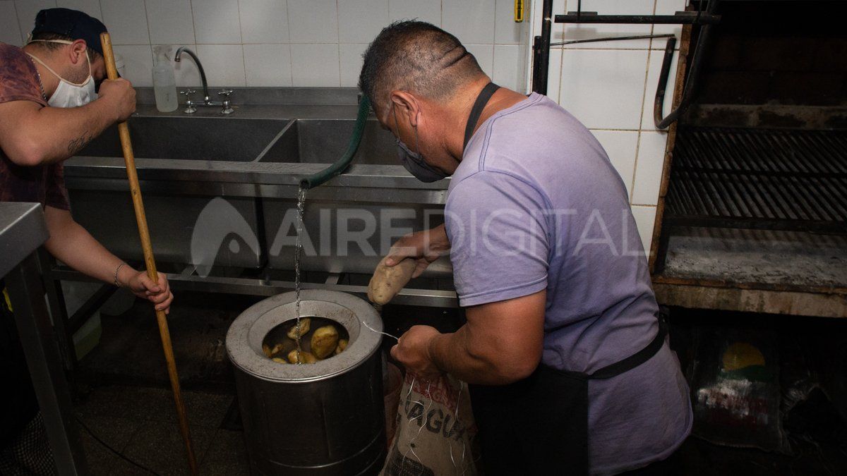 Cristino Centurión ya está cocinando para los santafesinos que este sábado vayan al bar de la Costanera Este.