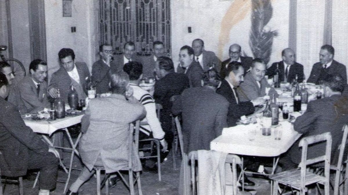 Reuniones de las comisiones de básquet, remo y tenis criollo de Regatas Coronda en la década del 50. Reuniones de las comisiones de básquet, remo y tenis criollo de Regatas Coronda en la década del 50.