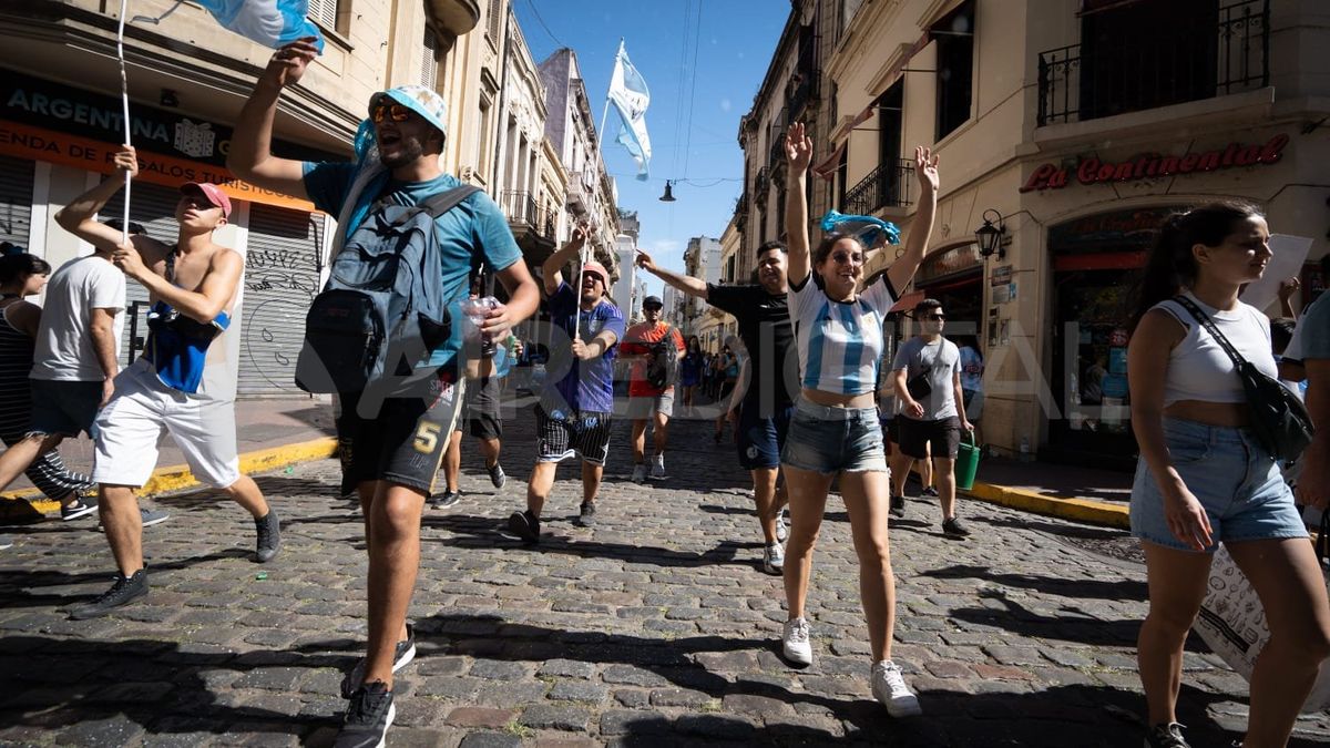 Sin forzar nada, la felicidad brotó en cada calle. El público argentino demostró una vez más el fervor y la pasión con la que vive los sucesos.