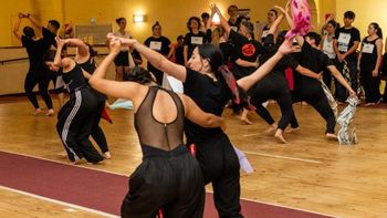 En total, son 40 bailarinas y bailarines, provenientes de 20 localidades.