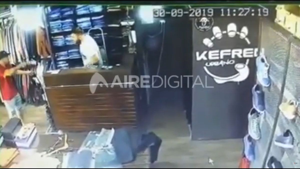 La c&aacute;mara de seguridad del local registr&oacute; el momento en que el ladr&oacute;n apunta con un arma de fuego al vendedor