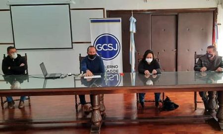 La Junta de Defensa Civil se reunió este martes en el Salón Blanco de la Municipalidad y decidió declarar a el Gran Santa Fe como zona de riesgo de contagios. La Junta de Defensa Civil se reunió este martes en el Salón Blanco de la Municipalidad y decidió declarar a el Gran Santa Fe como zona de riesgo de contagios.