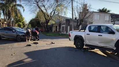 Fuerte accidente en Santa Fe: una camioneta se subió a la vereda tras chocar con un auto