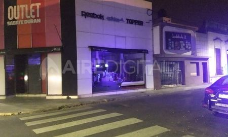 vandalizaron un local de ropa deportiva frente a la municipalidad