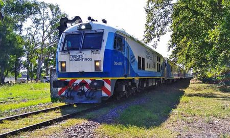 El presidente de Trenes Argentinos, Martín Marinucci, anunció este miércoles el inicio de las obras viales para la reactivación de un tren de proximidad de pasajeros que conectará a la ciudad santafesina de Rosario con Cañada de Gómez. El presidente de Trenes Argentinos, Martín Marinucci, anunció este miércoles el inicio de las obras viales para la reactivación de un tren de proximidad de pasajeros que conectará a la ciudad santafesina de Rosario con Cañada de Gómez.