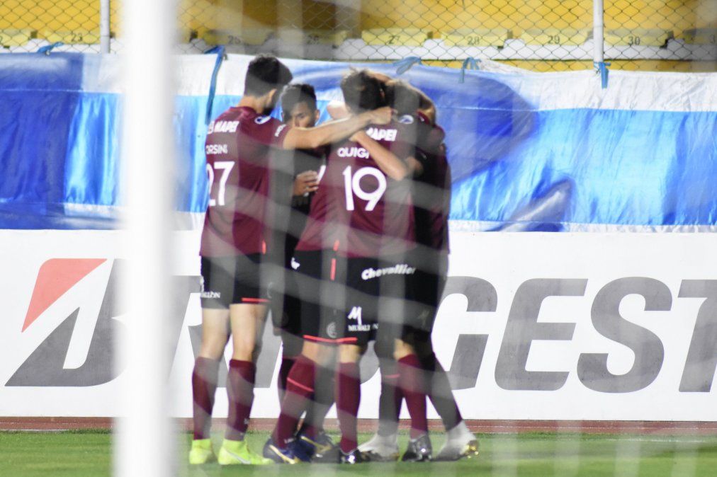 Lanús cayó en Bolivia pero se trae un gol de visitante que podría ser clave en la llave.