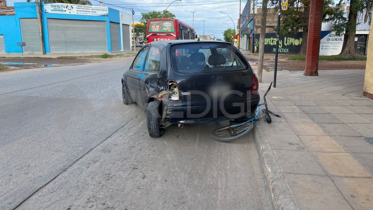 La persona que conducía el auto que chocó al Corsa se dio a la fuga.