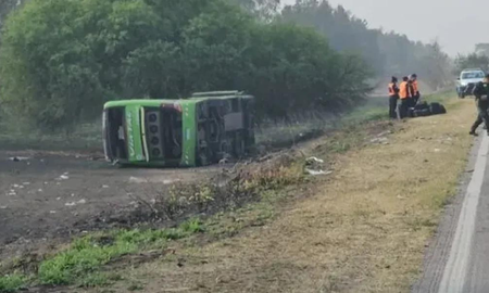 En el colectivo de larga distancia, que iba rumbo a Córdoba, iban 35 personas, de las cuales tres perdieron la vida. En el colectivo de larga distancia, que iba rumbo a Córdoba, iban 35 personas, de las cuales tres perdieron la vida.