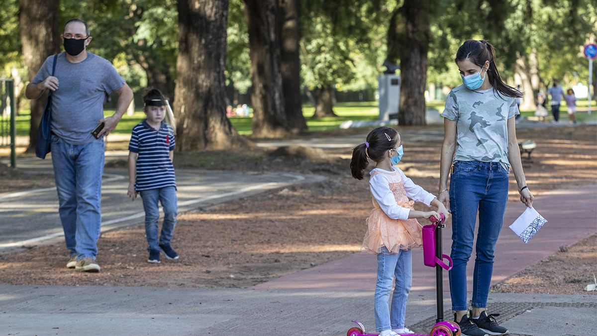 Este s&aacute;bado salieron los chicos menores de 12 a&ntilde;os cuyo DNI finalice en n&uacute;mero par. El domingo lo podr&aacute;n hacer los de n&uacute;mero impar.&nbsp;