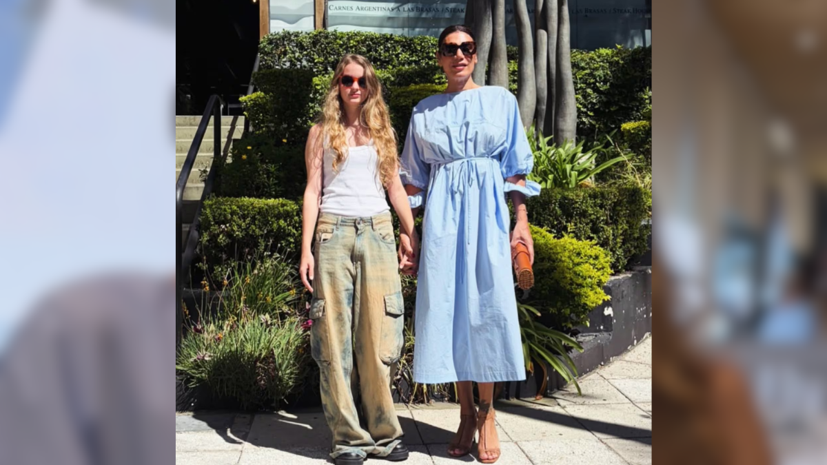Flor lució un vestido celeste elegante y fresco, e Isabella brilló con un outfit urbano y trendy que reflejó su estilo adolescente Flor lució un vestido celeste elegante y fresco, e Isabella brilló con un outfit urbano y trendy que reflejó su estilo adolescente