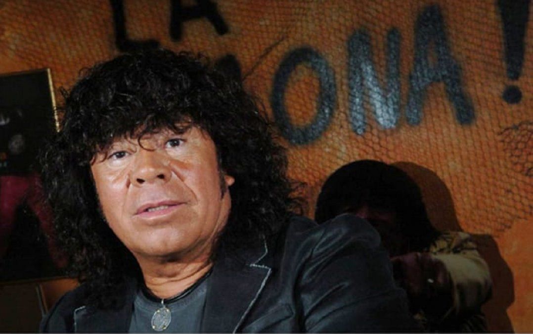 La Mona Jiménez sigue internado pero presenta una mejoría.