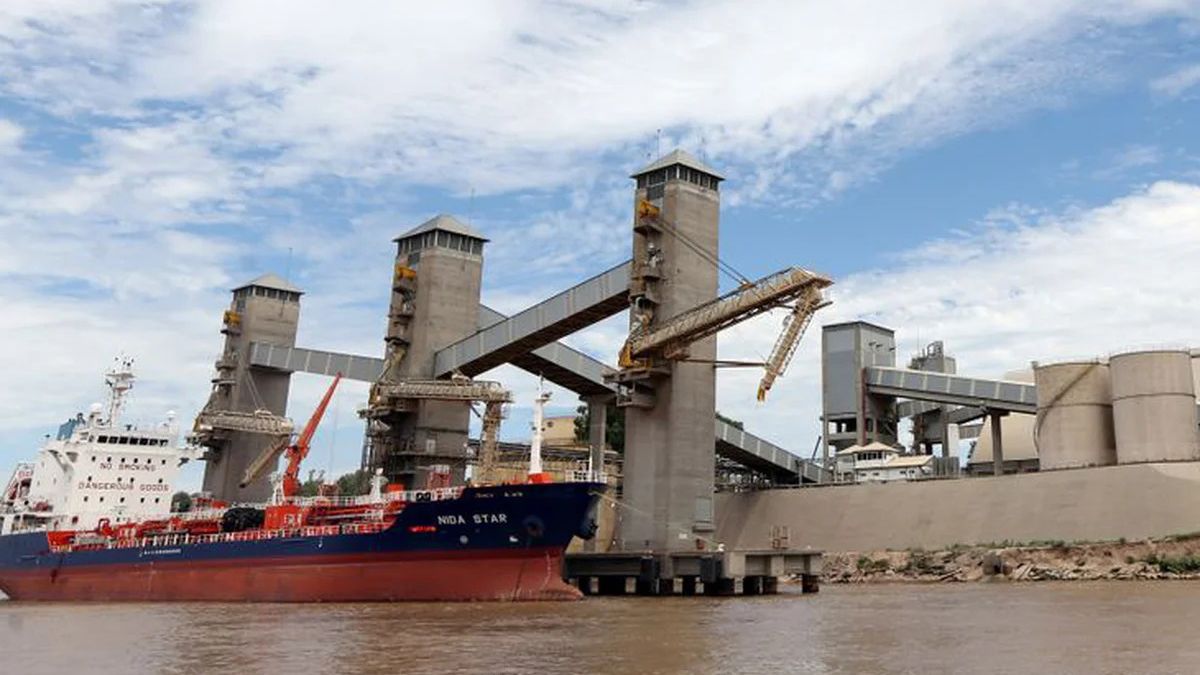 El conflicto que protagonizan trabajadores portuarios y la conducción de la Terminal Puerto Rosario (TPR) continúa sin resolución.