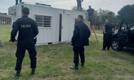 Una de las postas policiales está ubicada en la esquina de Vélez Sarfield y Pedro Ferré y la otra en Avenida French y Avelleneda. Una de las postas policiales está ubicada en la esquina de Vélez Sarfield y Pedro Ferré y la otra en Avenida French y Avelleneda.