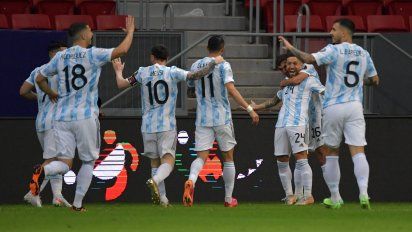 Copa América: Argentina derrotó 1-0 a Paraguay con gol del Papu Gómez