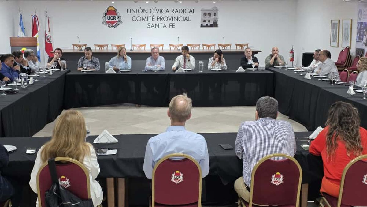El encuentro reunió a todos los partidos políticos que conforman Unidos para Cambiar Santa Fe.