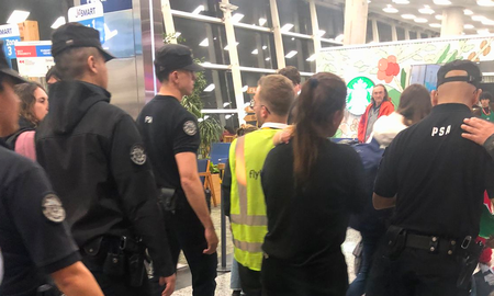 La PSA tuvo que custodiar a empleados de Flybondi para evitar agresiones de los pasajeros frustrados La PSA tuvo que custodiar a empleados de Flybondi para evitar agresiones de los pasajeros frustrados