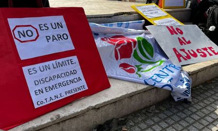 Personas con discapacidad, familias y prestadores se movilizaron en Santa Fe para exigir la sanción urgente de la Ley de Emergencia. Personas con discapacidad, familias y prestadores se movilizaron en Santa Fe para exigir la sanción urgente de la Ley de Emergencia.