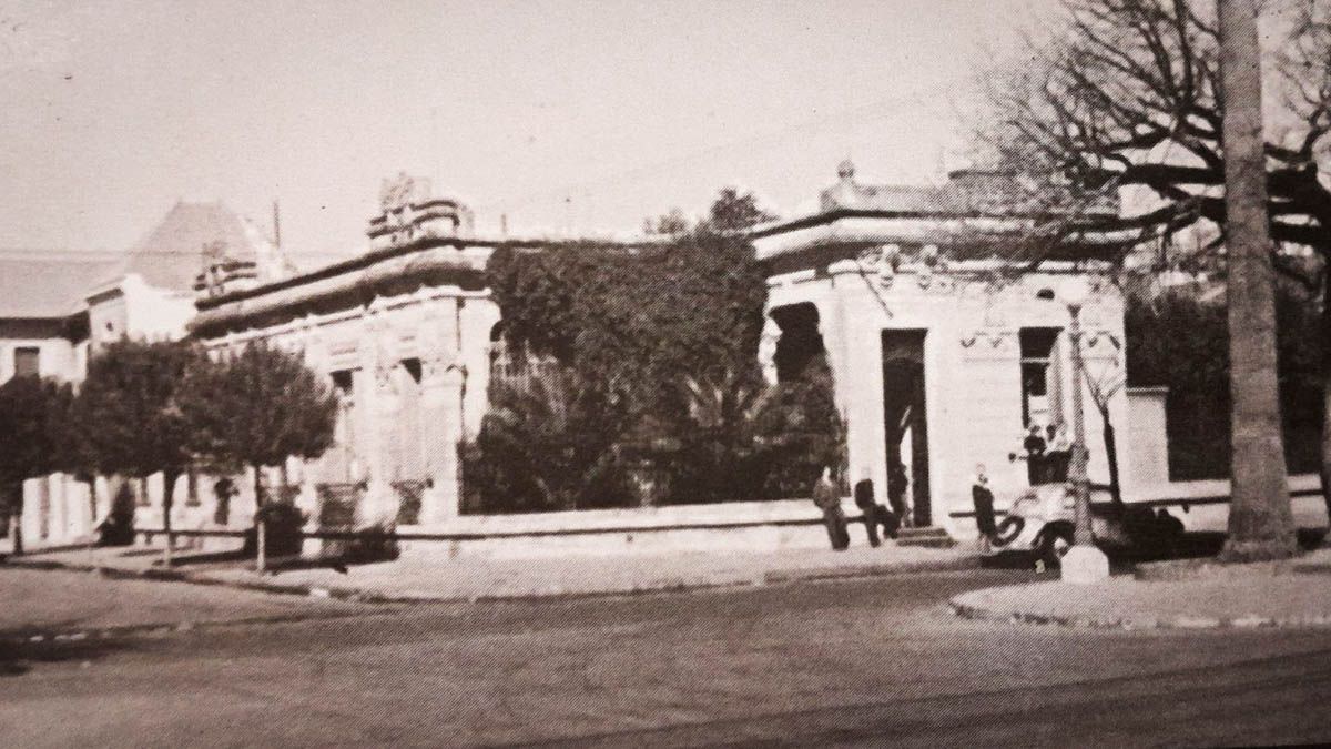 Algunos tripulantes se alojaron en una casona ubicada en Bulevar Gálvez 1811. Algunos tripulantes se alojaron en una casona ubicada en Bulevar Gálvez 1811.