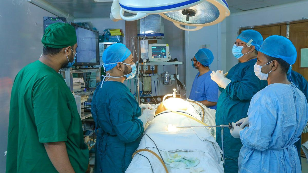 Le extirparon un tumor de 70 kilos a una joven en Italia: Pesaba más que la paciente