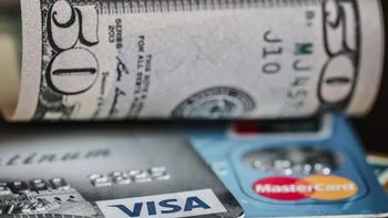 No es el último adiós al dólar tarjeta: qué consumos siguen pagando el recargo del 30%