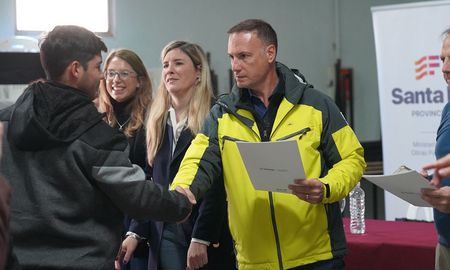 “Para una familia, tener la escritura significa tranquilidad y la certeza de que ese hogar les pertenece definitivamente”, afirmó el ministro Lisandro Enrico. “Para una familia, tener la escritura significa tranquilidad y la certeza de que ese hogar les pertenece definitivamente”, afirmó el ministro Lisandro Enrico.
