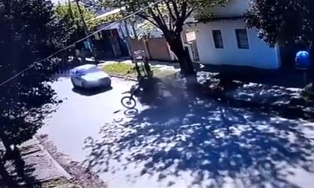 Video: motochorros arrastraron a una joven para robarle en Moreno y un auto la chocó Video: motochorros arrastraron a una joven para robarle en Moreno y un auto la chocó