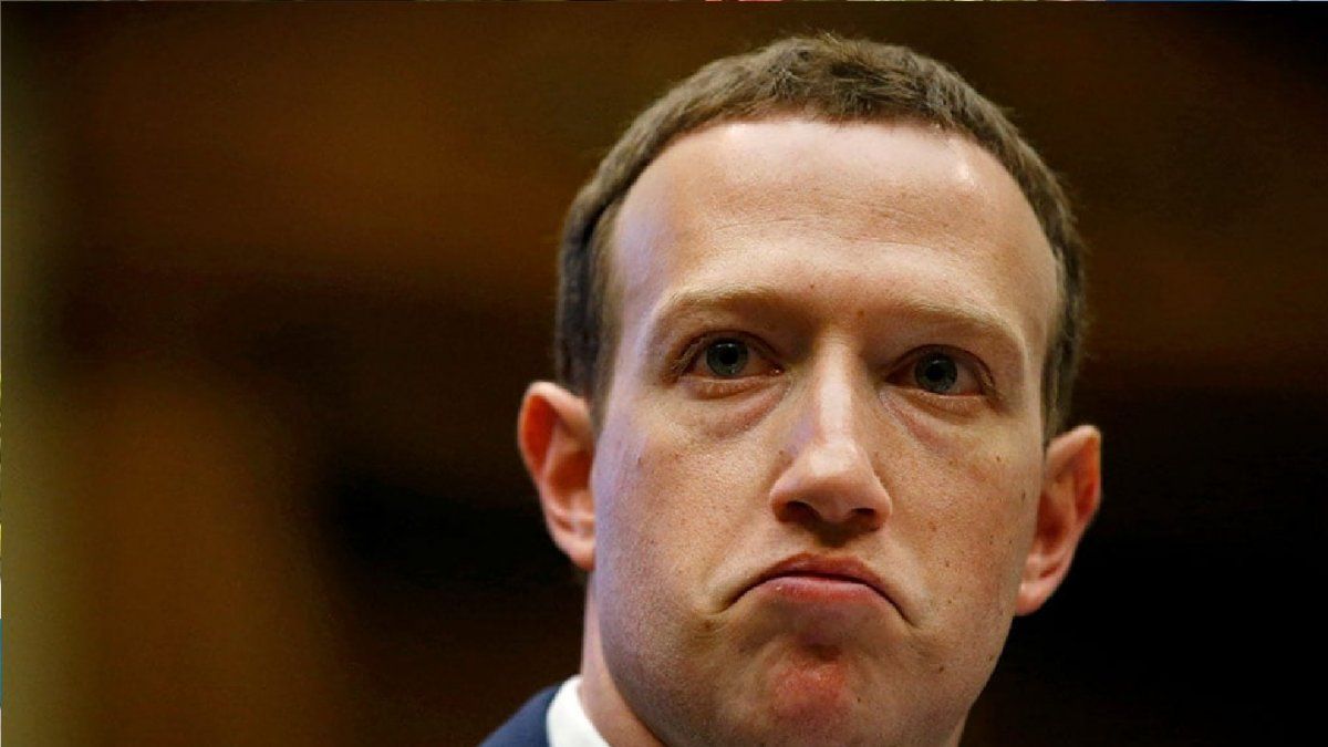 Zuckerberg aprovechó para cuestionar el testimonio de una exempleada de la empresa que declaró ante el Congreso de EEUU a raíz de una publicación del diario The Wall Street Journal que dio cuenta de investigaciones internas que dieron cuenta del efecto dañino que Instagram genera en las adolescentes.