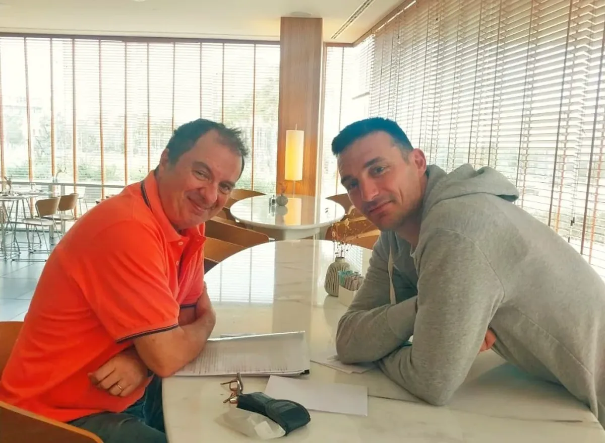 Diego Borinsky, autor de la biografía oficial de Lionel Scaloni, junto al DT de la Selección Argentina. Diego Borinsky, autor de la biografía oficial de Lionel Scaloni, junto al DT de la Selección Argentina.