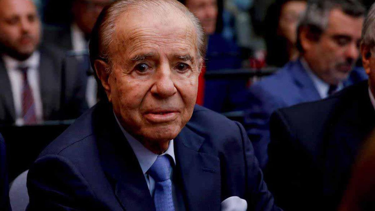 Carlos Menem continúa internado en un sanatorio privado porteño. 