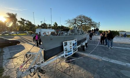 La réplica del ARA General Belgrano fue exhibida en el faro de la Costanera de Santa Fe. La réplica del ARA General Belgrano fue exhibida en el faro de la Costanera de Santa Fe.