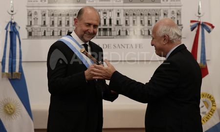 Juego de espejos: en 2019 el mandatario saliente Miguel Lifschitz se postuló como diputado provincial y ganó su categoría; lo mismo intentará Omar Perotti en las elecciones 2023. Juego de espejos: en 2019 el mandatario saliente Miguel Lifschitz se postuló como diputado provincial y ganó su categoría; lo mismo intentará Omar Perotti en las elecciones 2023.