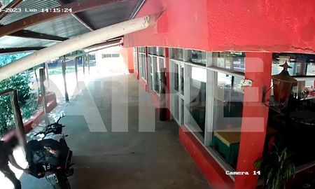 Las cámaras de seguridad del Quincho de Chiquito registraron el momento del robo. Las cámaras de seguridad del Quincho de Chiquito registraron el momento del robo.