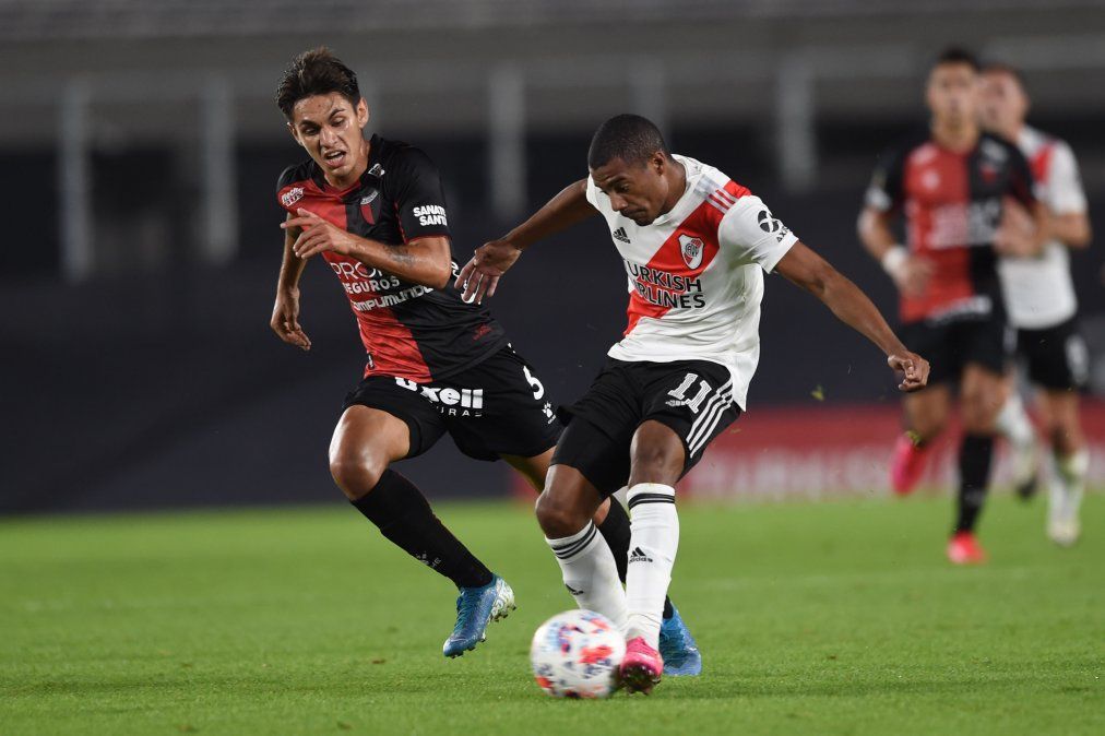 Tomás Moschión jugó su segundo partido con la camiseta de Colón por la baja de Federico Lértora. El joven volante tuvo buenos minutos y demostró estar a la altura de la Primera sabalera.
