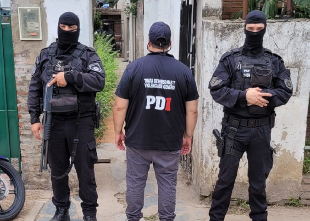 Los investigadores irrumpieron junto con grupos tácticos. Los investigadores irrumpieron junto con grupos tácticos.