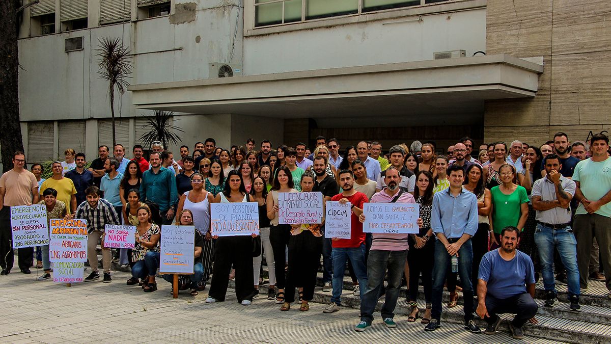 En la cartera productiva ya quedaron cesantes 31 personas y se teme que los decretos de cesantías sigan emitiéndose, tal como ocurrió en el Registro de la Propiedad, donde 55 quedaron sin empleo. En la cartera productiva ya quedaron cesantes 31 personas y se teme que los decretos de cesantías sigan emitiéndose, tal como ocurrió en el Registro de la Propiedad, donde 55 quedaron sin empleo.