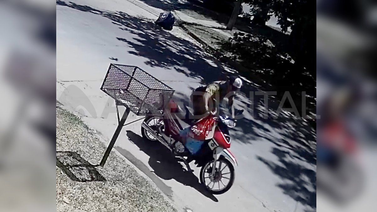 Así se llevaba la moto el delincuente en barrio Los Hornos.