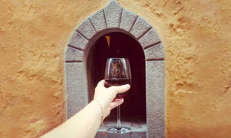 reabren en italia las historicas ventanas del vino de los tiempos de la peste bubonica reabren en italia las historicas ventanas del vino de los tiempos de la peste bubonica