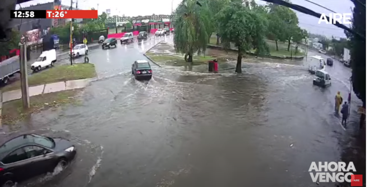 As&iacute; quedaron las calles tras el temporal en Santa Fe. Calles: AV .J.J .Paso y DR. Zavalla