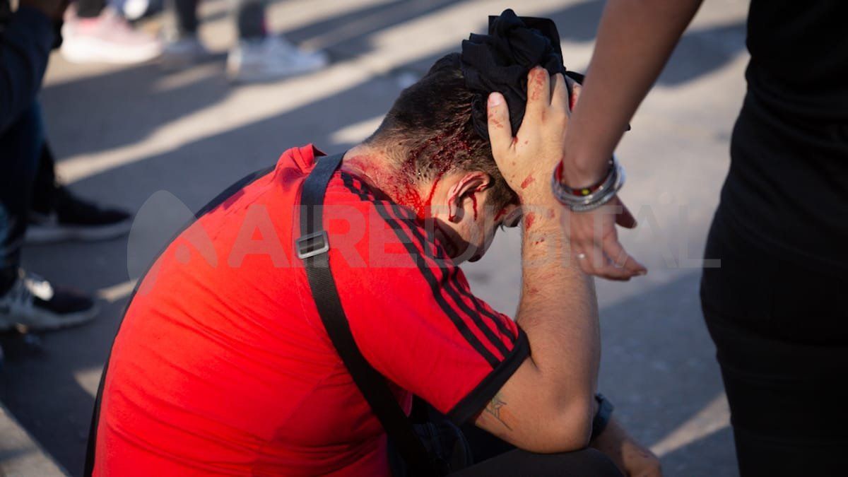 Las inmediaciones del acceso norte del estadio Brigadier López fueron escenario de diturbios entre los socios y el personal policial luego de que se cerrrara el acceso a la cancha de JJ. Paso.&nbsp;