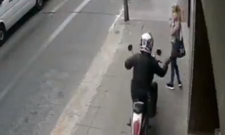 En el hospital al que fue trasladada le explicaron que fue el golpe contra el suelo lo que le provocó el fallecimiento. En el hospital al que fue trasladada le explicaron que fue el golpe contra el suelo lo que le provocó el fallecimiento.